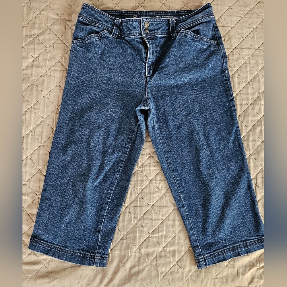 Liz Claiborne women's size 8 stretch cropped jeans,used.